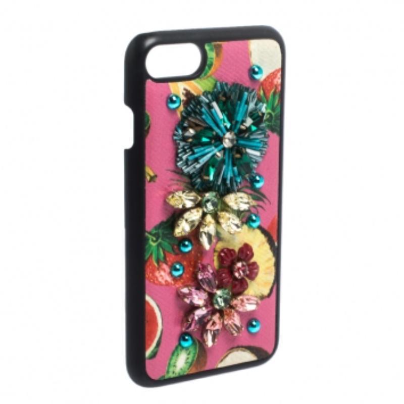 Cet étui chic pour iPhone 7 de Dolce & Gabbana allie luxe et utilité. Fabriqué en cuir, en daim et en plastique de couleur noire, il permet non seulement de sécuriser votre téléphone portable, mais il est également élégant dans votre main. Il est