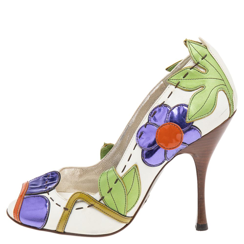 Exude elegance with these pumps by Dolce & Gabbana. Crafted from leather, the exterior features flower prints in varied hues. The pumps come with a peep toe, tall heel, and the brand label on the leather insole. This beautiful pair deserves to be in
