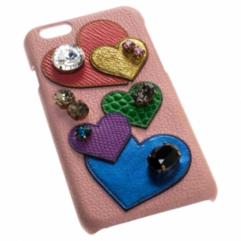 Was kann man nicht alles an Gegenständen lieben, die sowohl funktional als auch würdig sind, zur Schau gestellt zu werden! Diese umwerfende Hülle von Dolce & Gabbana wurde aus Leder gefertigt, um Ihr liebstes iPhone zu schützen. Es ist außerdem mit