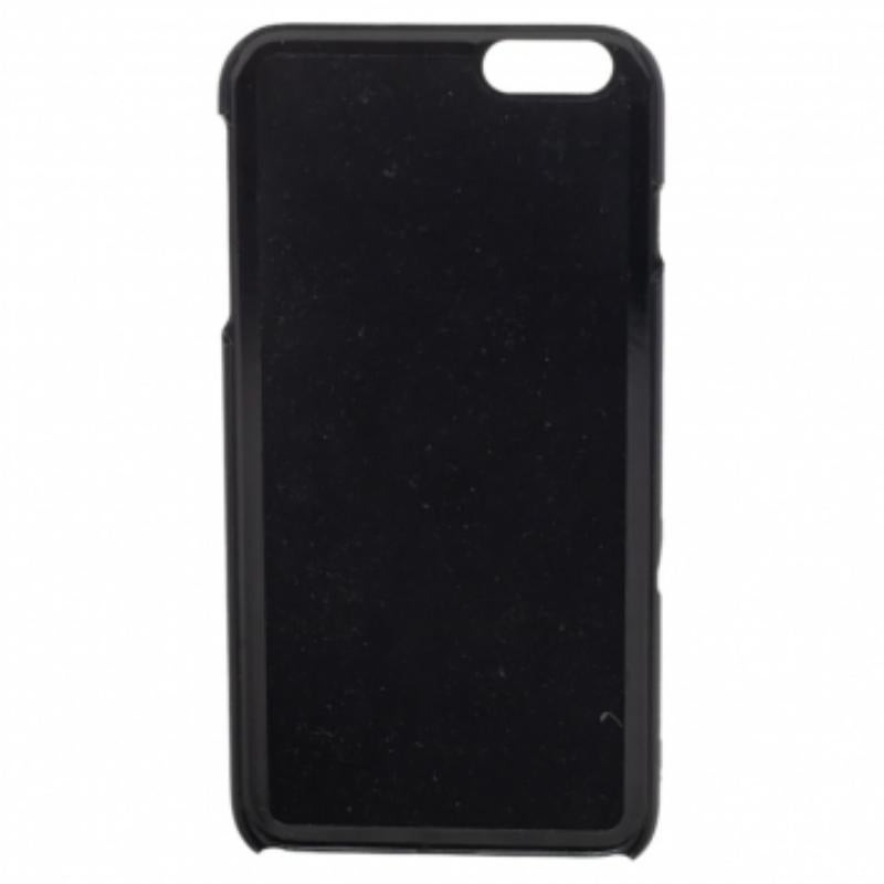 Diese schicke iPhone 6/6S-Tasche von Dolce & Gabbana verbindet Luxus mit Nutzen. Die aus Leder gefertigte Tasche bewahrt Ihr Handy nicht nur sicher auf, sondern liegt auch gut in der Hand. Sie ist mit einem mehrfarbigen Druck und einem goldfarbenen