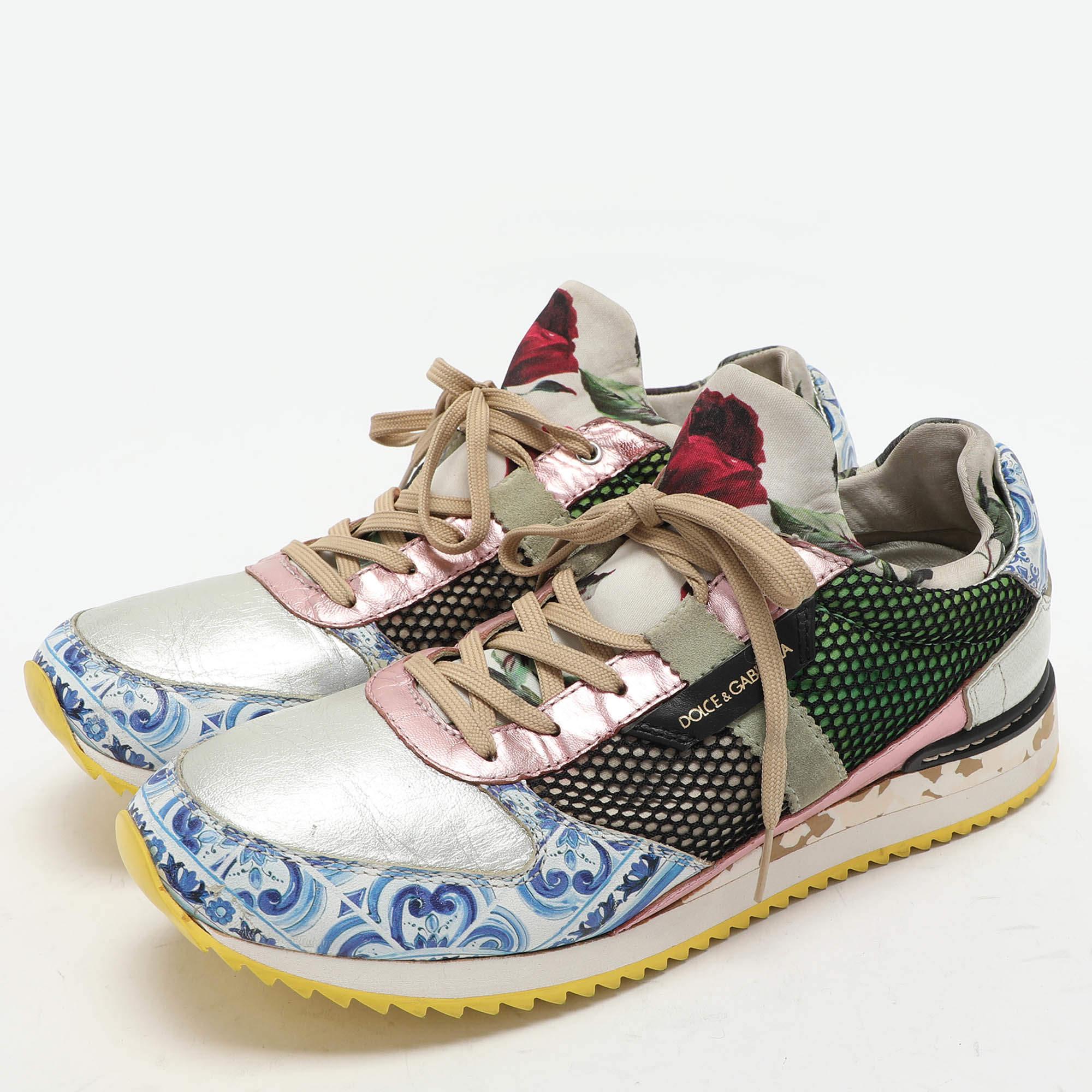 Añade un toque llamativo a tu atuendo con estas zapatillas. Están fabricadas con materiales de primera calidad y llevan cordones en los empeines y plantillas relajantes. La suela duradera de este par pretende proporcionarte comodidad a diario.