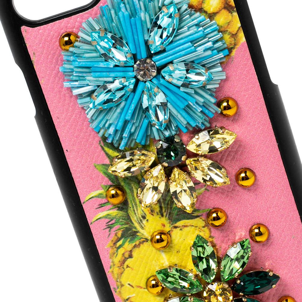 Tieni il tuo iPhone 7 al sicuro e con stile con questa cover della Maison Dolce & Gabbana. È realizzata in pelle multicolore, con decorazioni di cristalli e stampe Pineapple che ne esaltano la bellezza. Ha una fodera in Alcantara e hardware in