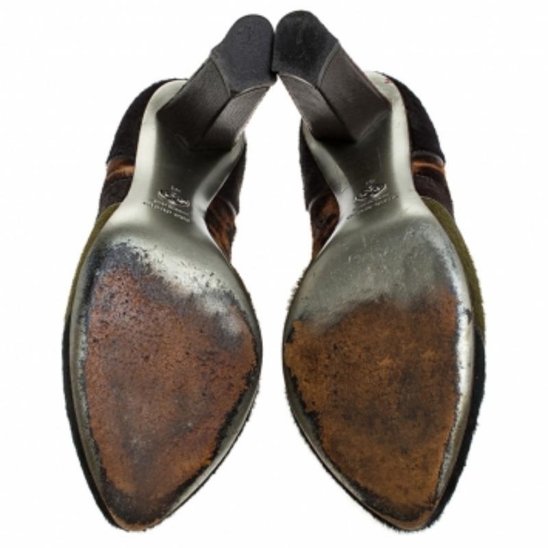 Ces escarpins multicolores Dolce & Gabbana sont indispensables. Elles sont fabriquées à partir de poils de poney et ont un aspect distinct. Ils présentent un imprimé léopard qui rehausse les autres couleurs, un talon bloc de 9,5 cm et une semelle