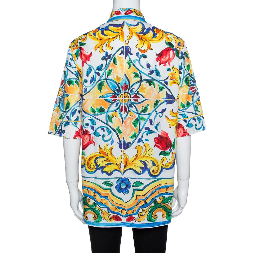 Made from cotton and silk, Dolce & Gabbana's oversized shirt is presented with the brand's famous Majolica print. It has short sleeves, front button closure and one pocket.

