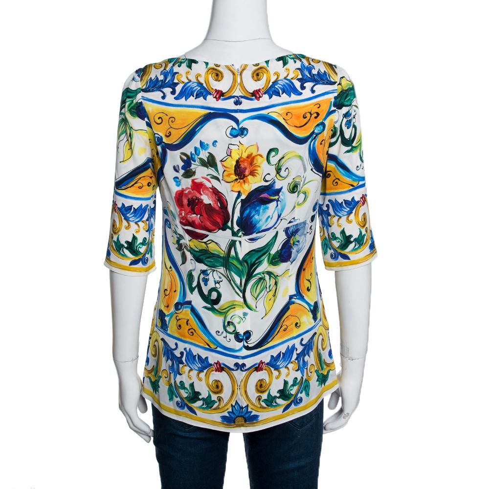 A blend of comfort and style, this Dolce & Gabbana top is exactly what you need to be at the top of your style game. This luxurious creation makes use of delicate colours to project a sense of elegance and regality. Made from a silk blend, it
