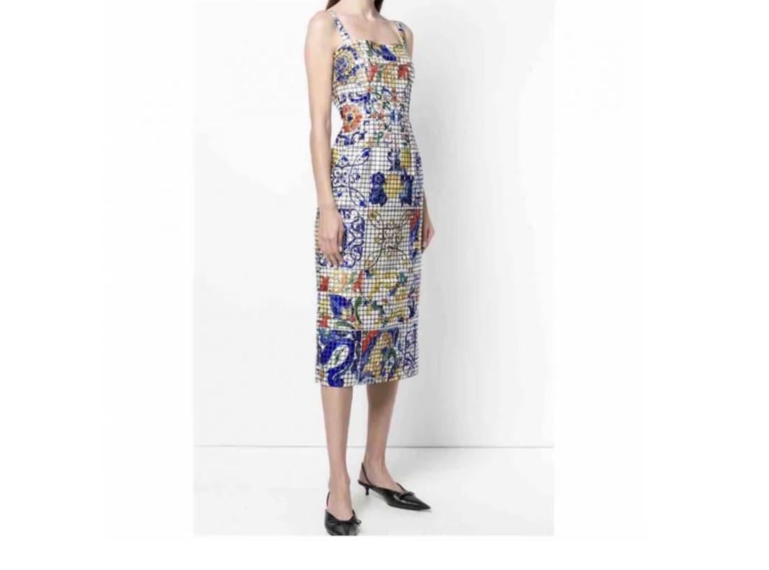 Majolica tile dress from Dolce &
Gabbana features a square neck, a
sleeveless design, a rear zip fastening,
a fitted silhouette and a mid-calf
length.

Made in Italy

Size 44IT UK12, L.

Composition

Outer: Polyester 100%

Lining: Silk 67%,