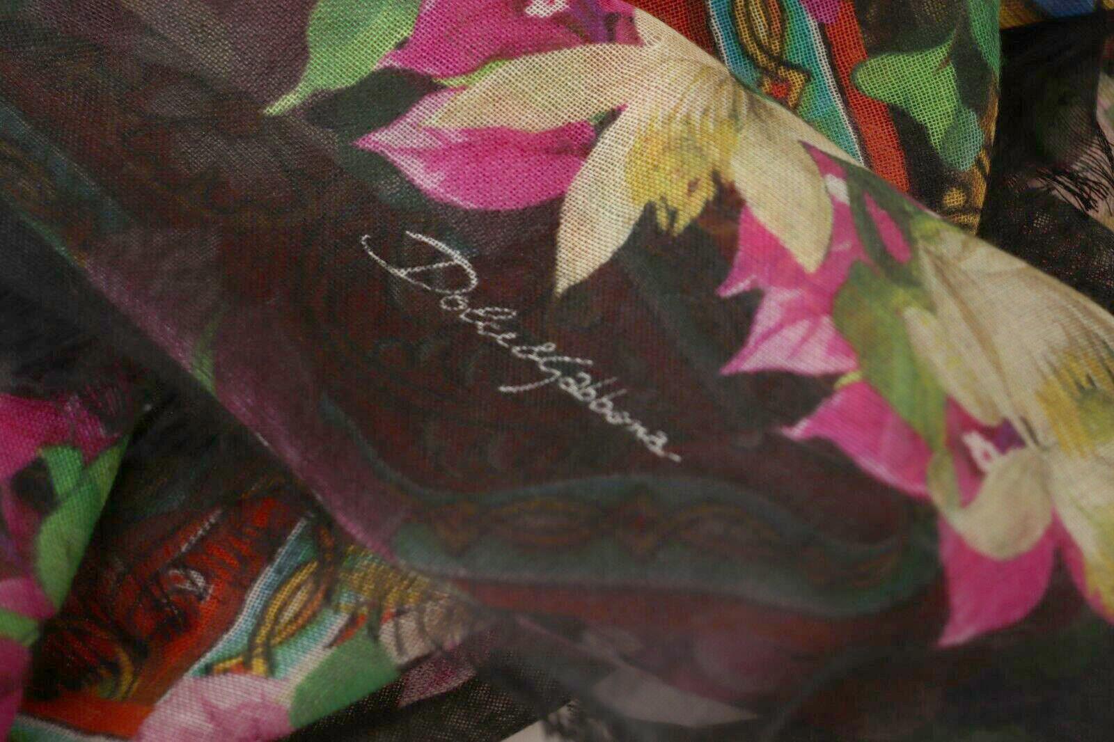 Splendida sciarpa quadrata di Dolce & Gabbana, 100% autentica, con stampa floreale, realizzata in cashmere e seta.


Genere: Donne
Colore: Stampa floreale multicolore
Materiale: 70% Cachemire 30% Seta

Dettagli del logo
Prodotto in
