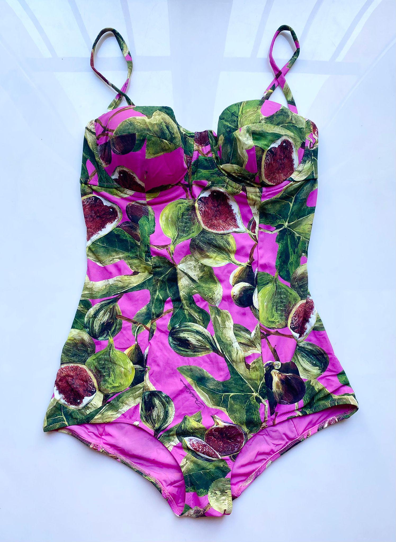 The romantic Dolce & Gabbana swimsuit with an integrated balconette bra in precious fabric in the PINK FIGS print has an extraordinarily sensual look. Ideal both by the pool or top for a cocktail: 
 Underwired bra with padded cups 
 Adjustable and