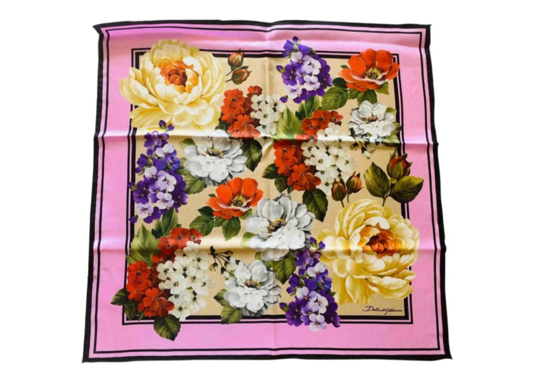 Dolce & Gabbana Peony print silk
scarf

Size 46cmx46cm

100% silk

Brand new with original tags!

Please check out my other DG apparel

and accessories! 