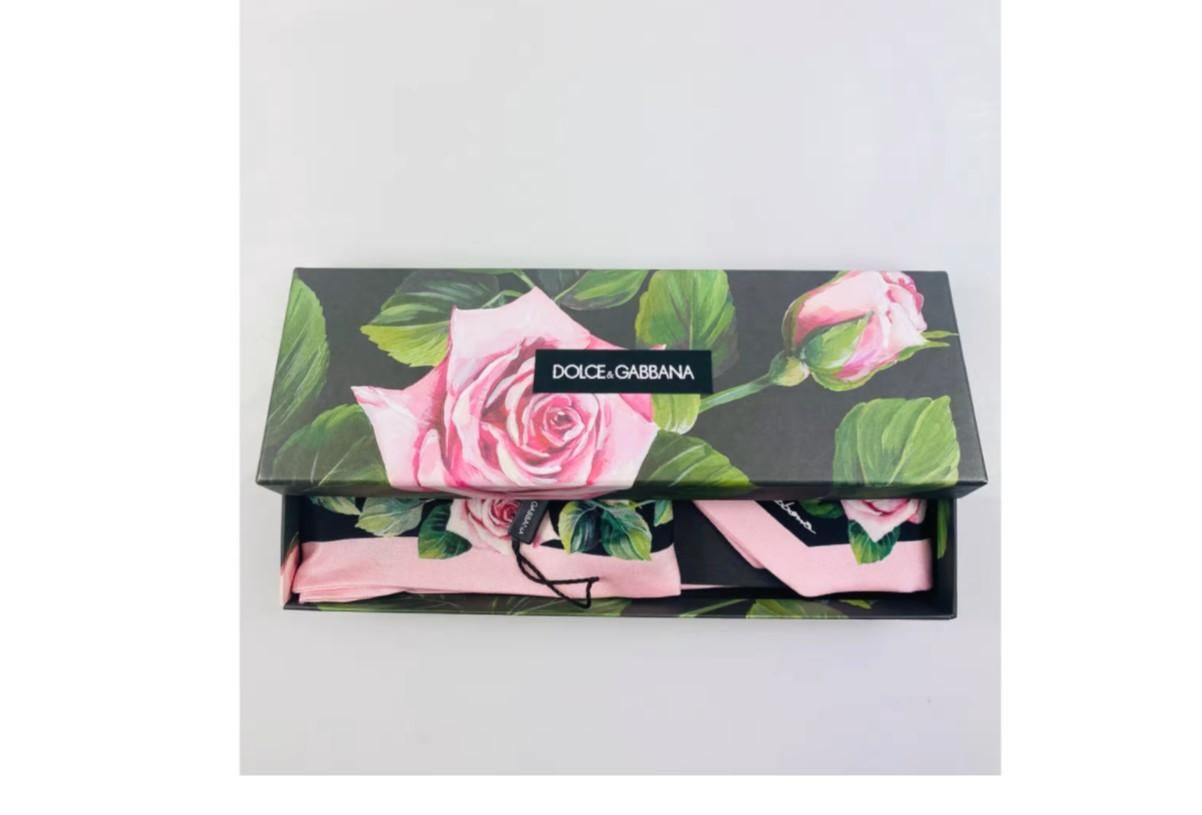 Dolce & Gabbana Pink Rose printed DG scarf headscarf 
Size 5cmx100cm
100% silk 
Made in Italy 

Brand new with the original tags! 
Please check my other DG clothing & bags & accessories in this print! 