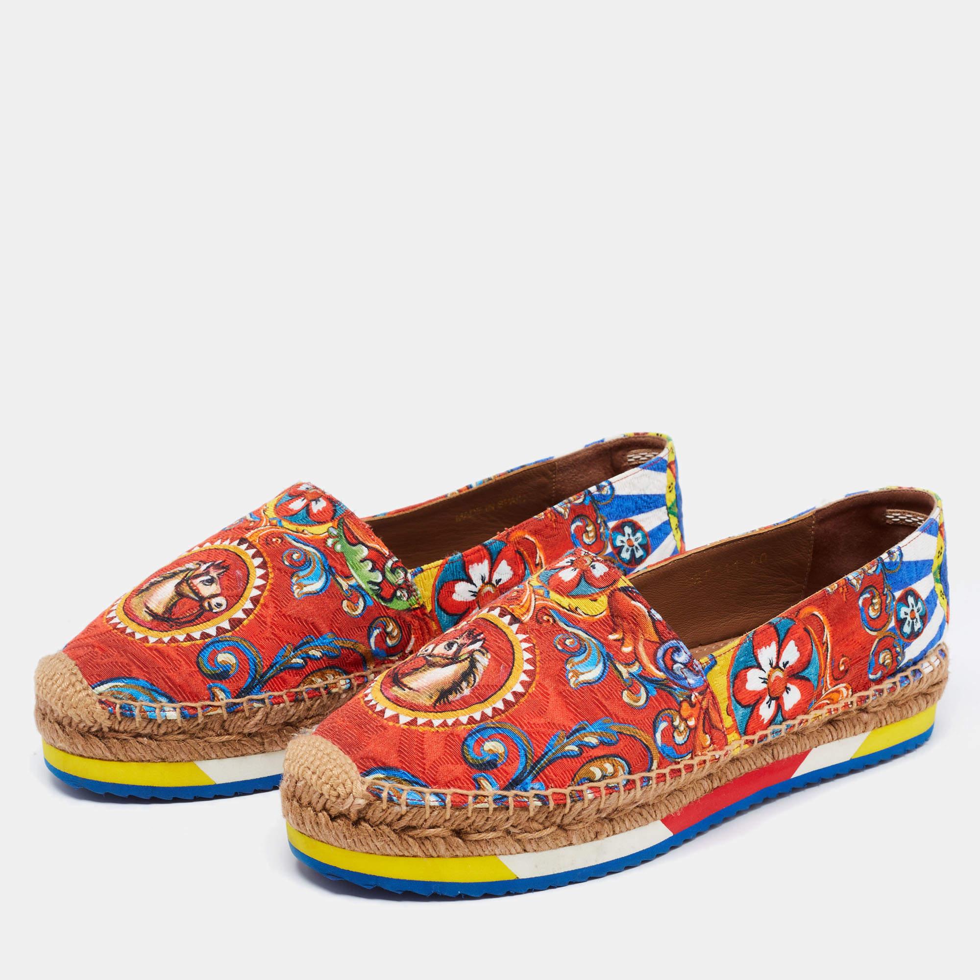 These exquisite Dolce & Gabbana espadrilles spell “take me to Italy”! The extraordinary print is inspired by traditional Italian heritage with its rich hues and unparalleled intricacy of the stunning motifs that reflect this label's roots.