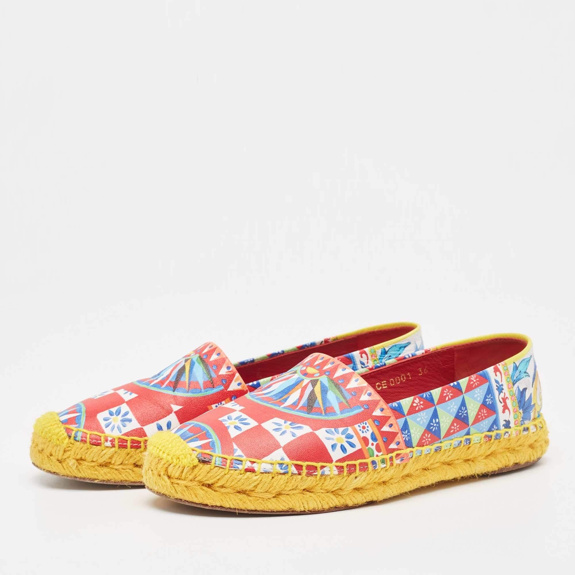 Constructed using canvas, these Dolce & Gabbana espadrille flats feature a durable design laden with comfort. The exterior is detailed with prints and laid on espadrille midsoles and leather soles.

