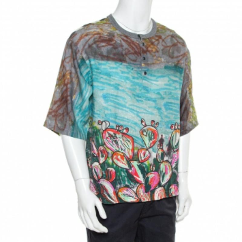 Dolce & Gabbana's unique aesthetics and craftsmanship come alive in this stunning t-shirt. Tailored from linen in an oversized fit, the creation features abstract prints all over in multiple hues. The t-shirt is finished off with short sleeves and a