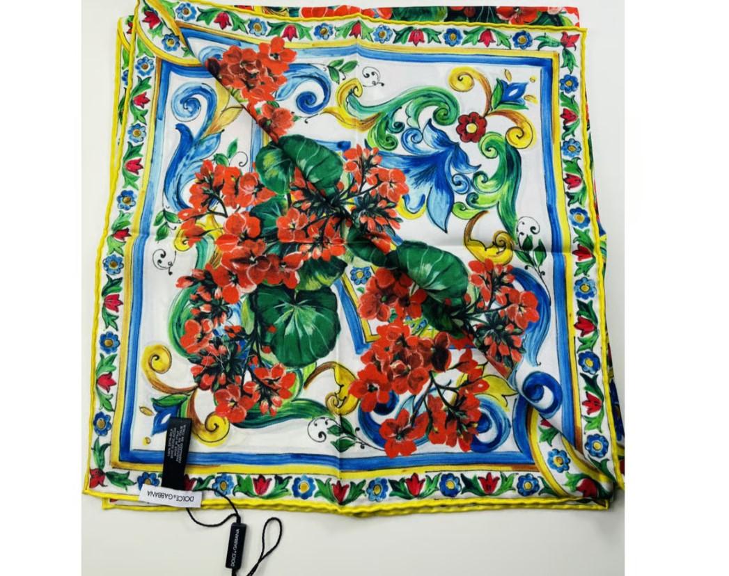 Dolce & Gabbana Maiolica Hydrangea silk scarf wrap 
Size 70cm x 70cm 
100% silk 
Brand new with tags 
Please check my other DG clothing & accessories!