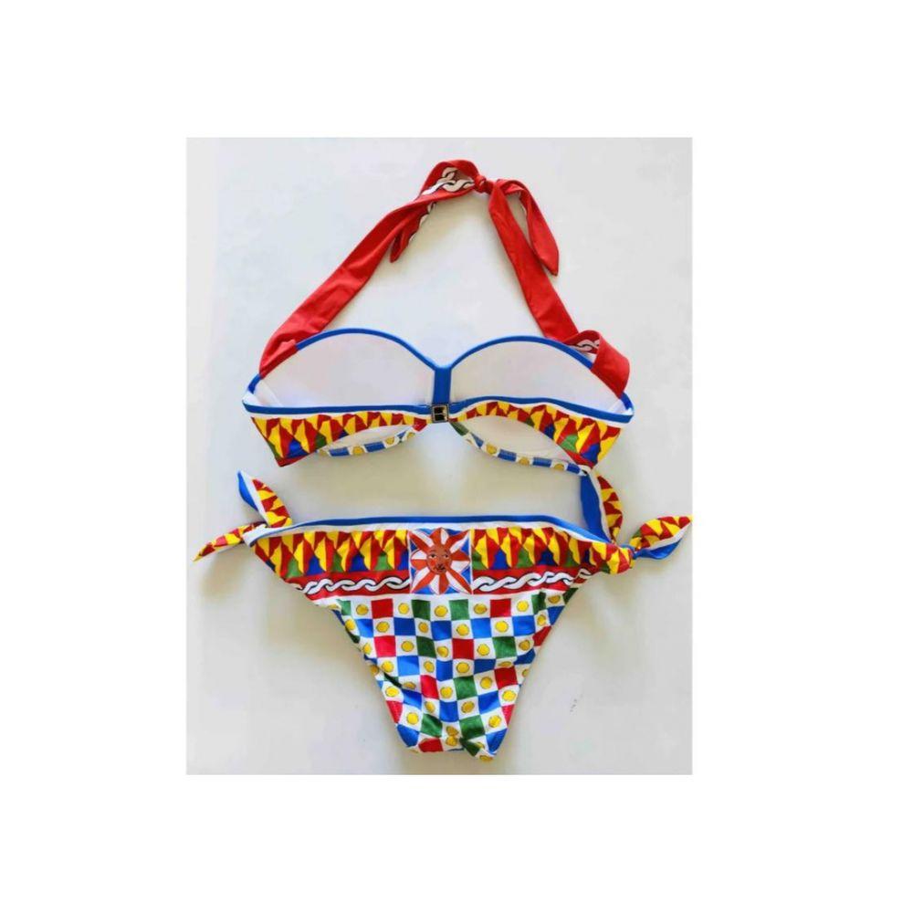 Das Dolce & Gabbana Bikini-Oberteil und Bikini-Unterteil aus feinem Stoff ist mit dem Sicily Caretto-Print verziert und unterstreicht die Weiblichkeit einer jeden Frau: 
 • BH mit gepolsterten Körbchen
 • Verstellbares Oberteil im Halfter-Stil 
 •