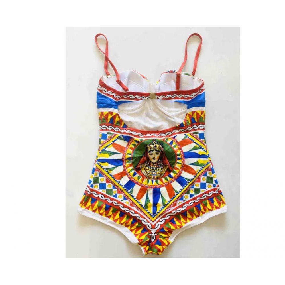 The romantic Dolce & Gabbana complete swimsuit with integrated balconette bra in precious fabric in the SICILY CARETTO print has an extraordinarily sensual look. Perfect for the poolside and as a top for a cocktail party: 
 - Underwired bra with