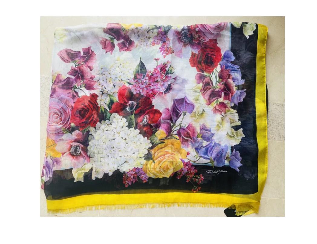 Dolce & Gabbana Hydrangea Rose Floral print silk scarf Beach sarong 
Size 110cmx190cm 
100% silk 
Made in Italy. 
Brand new with tags. 

Please check my other DG clothing, beachwear, shoes and accessories! 