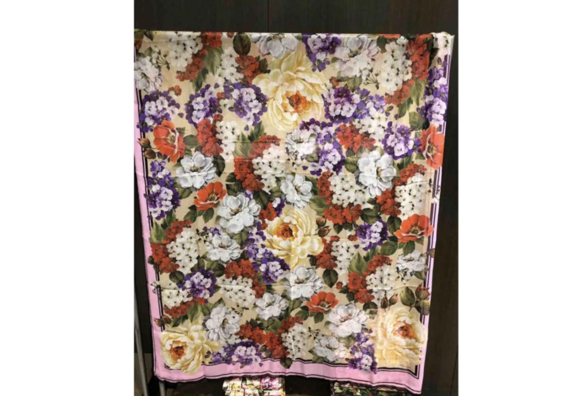  Dolce & Gabbana Rose Hydrangea Hortensia printed large silk scarf wrap 
Size 135cmx200cm
100% silk
Brand new with tags 
Please check my other DG clothing & accessories!