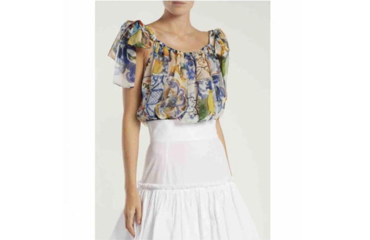  100% authentic Dolce & Gabbana

SICILY MAIOLICA BLOUSE TOP

- ADJUSTABLE BOW BRACELETS

- SICILY MAIOLICA FLORAL PRINT
- SLEEVELESS

- DG LOGO DETAILS

- Size IT40, UK8, S Extensible and
adjustable

WITH TAGS

100% SILK
Made in Italy
Please check