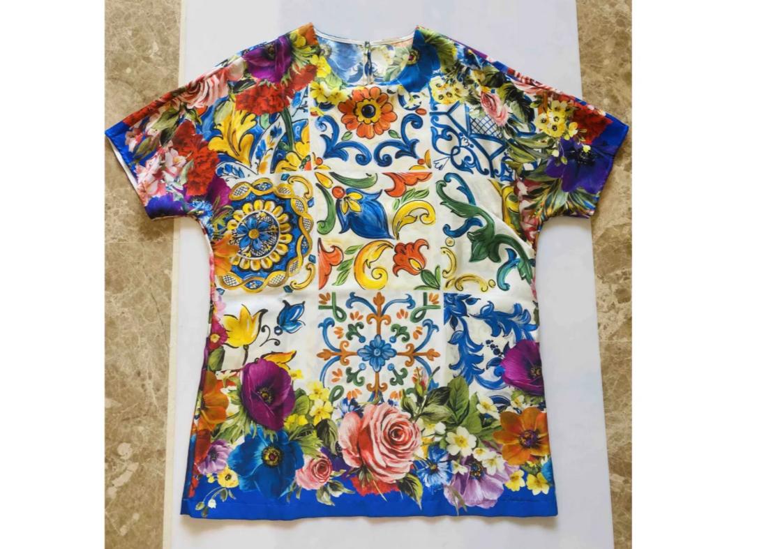 Dolce & Gabbana Sicily Maiolica Rose Floral printed silk top T-shirt blouse 

Size 38IT UK6, XS. 
100% silk 
Brand new with tags! 

Please check my other DG clothing, beachwear, shoes & accessories in this beautiful print!   