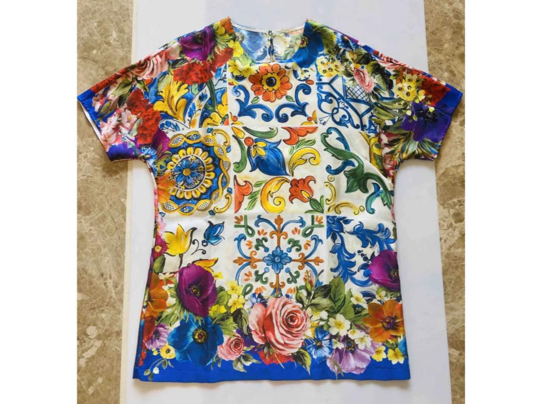 Dolce & Gabbana Sicily Maiolica Rose Floral printed silk top T-shirt blouse 

Size 44IT UK12, L. 
100% silk 
Brand new with tags! 

Please check my other DG clothing, beachwear, shoes & accessories in this beautiful print!
