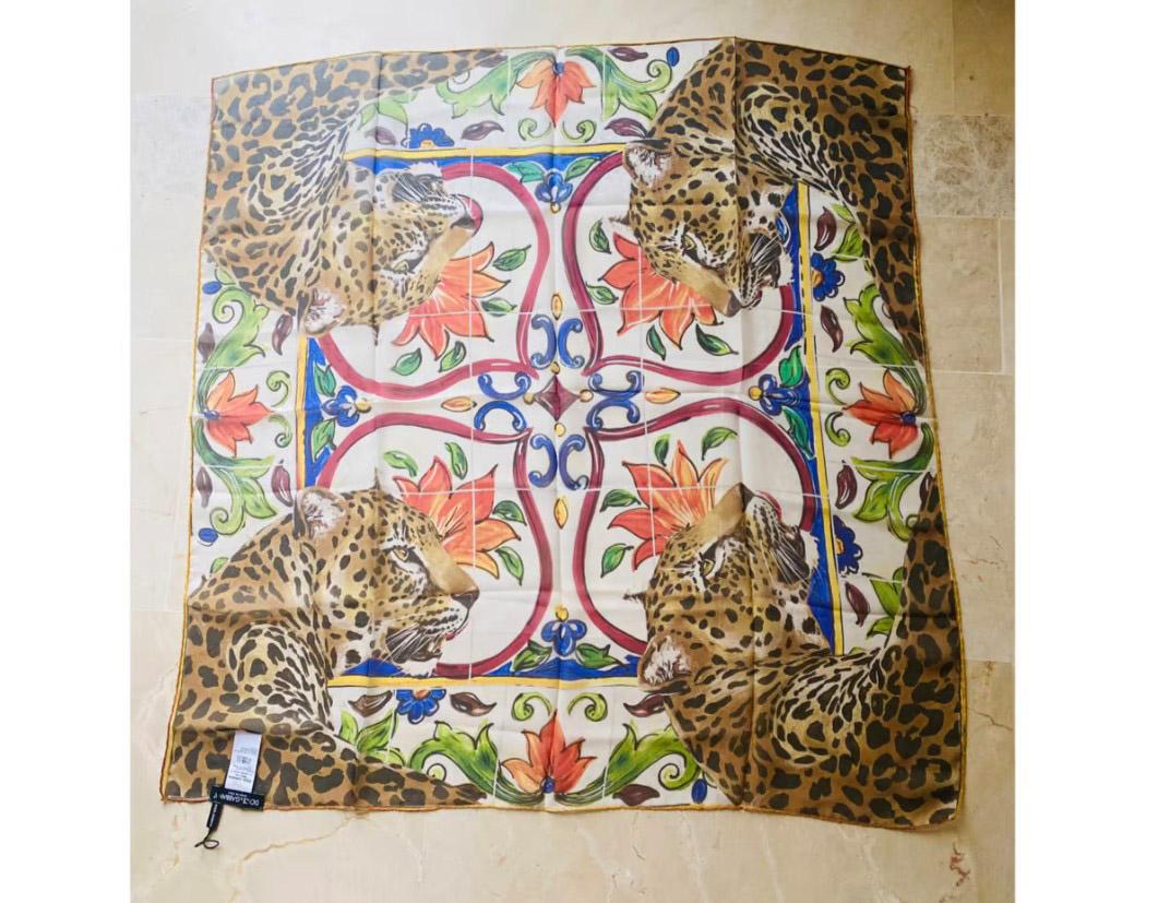 Dolce & Gabbana Maiolica Leopard printed silk scarf 
Size 85cmx85cm 
100% silk ( very light luxury twill) 
Made in Italy. 
Brand new with tags. 
Please check my other DG clothing & accessories!