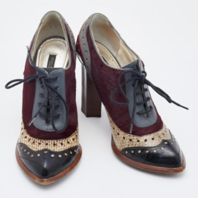 Sfoggia uno stile elegante con questo paio di stivaletti. Queste scarpe eleganti sono realizzate con materiali di qualità. Sono montati su suole resistenti e tacchi eleganti.