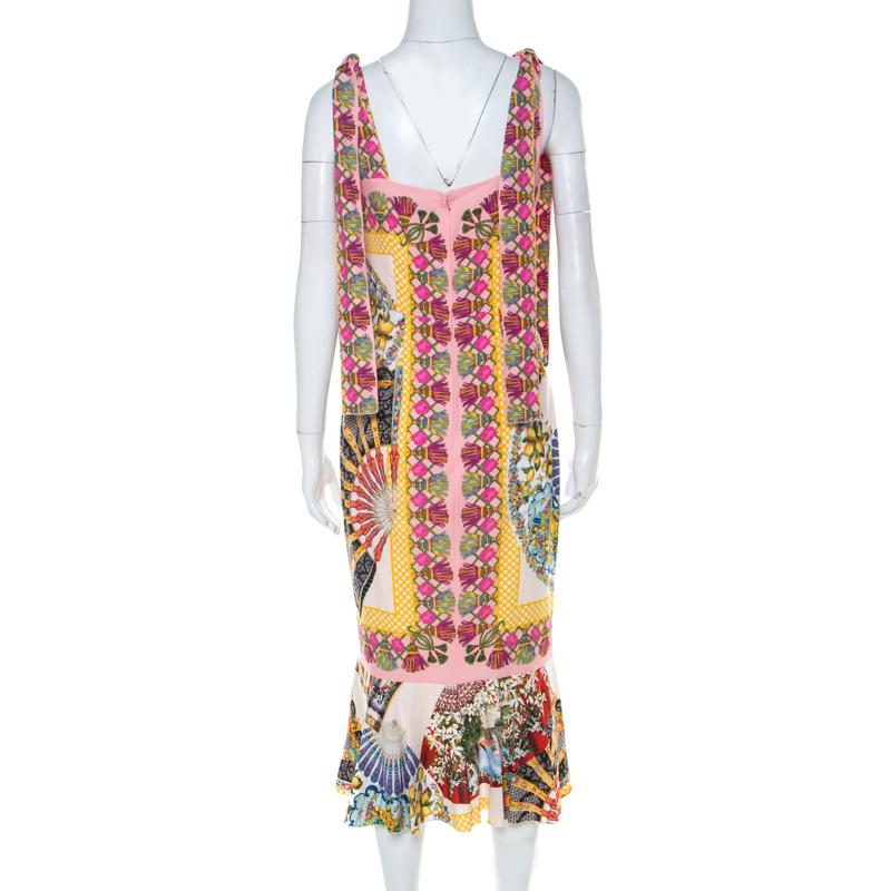 Created in a sleeveless design, this casual dress is a wardrobe staple. Secured with zip closure at the back, this dress lends a smooth fit and finish. Printed with oriental fans all over, this Dolce & Gabbana dress can instantly elevate your