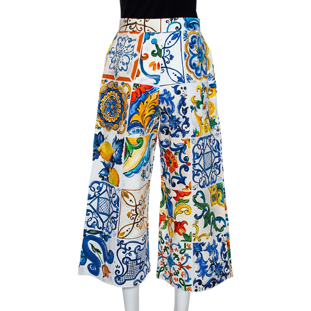 Dolce & Gabbana is known for clothes that exude strong feminity and charm. These cropped trousers feature the famous Majolica print in eye-catching colours. Cut to a fine silhouette, they can be teamed up with a plain top to look your casual best.

