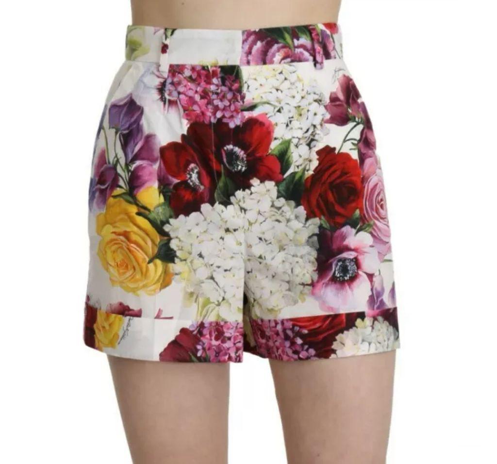  Gorgeous brand new with tags, 100% Authentic Dolce & Gabbana Shorts.




Material: 100% Cotton

Color: White floral

Model: Above Knee Long High Waist


Zipper and button closure

Logo details
Made in Italy

SIZE: Tag size IT38 / UK6  / will fit a