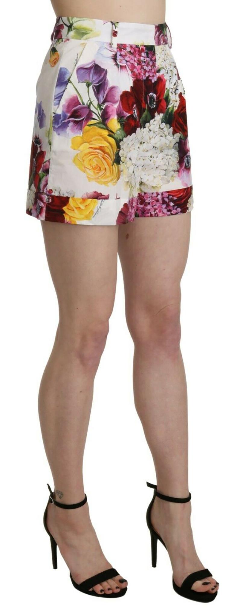 Dolce & Gabbana Mehrfarbige Blumen Shorts aus weißer Baumwolle mit Rosen- Hydrangea-Blumen im Zustand „Neu“ in WELWYN, GB
