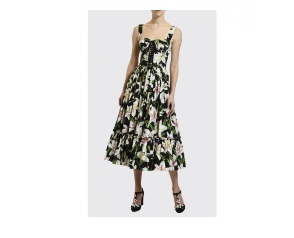 This cotton poplin bustier dress with
laces, a circle skirt and floral print is a
Dolce&Gabbana absolute classic:

- Sweetheart neckline 
- Sleeveless with shoulder straps
- Smock stitch on the back
- Rear zipper and hook-and-eye
fastening
- 38IT -
