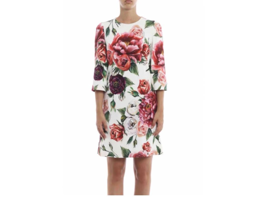 Dolce & Gabbana Peony print stretch cady A-line crewneck dress detailed with three quarter sleeves, rear concealed zip and hook fastening, stretch silk lining.

Size 38IT UK6, XS. 

Composition and details
97% Viscose, 3% Elastane
Lining: 96% Silk,