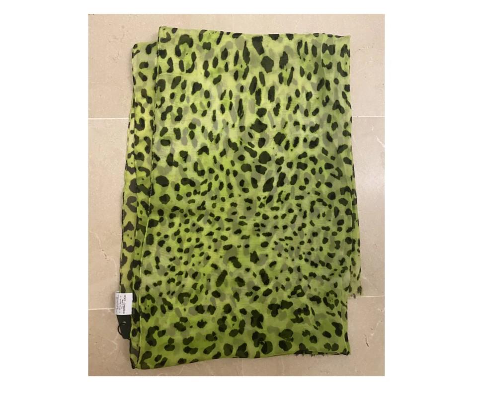 Dolce & Gabbana Yellow Leopard printed silk scarf shawl 
Size 65cmx200cm
100% Silk 
Brand new with tags! 
Please check my other DG clothing & accessories!