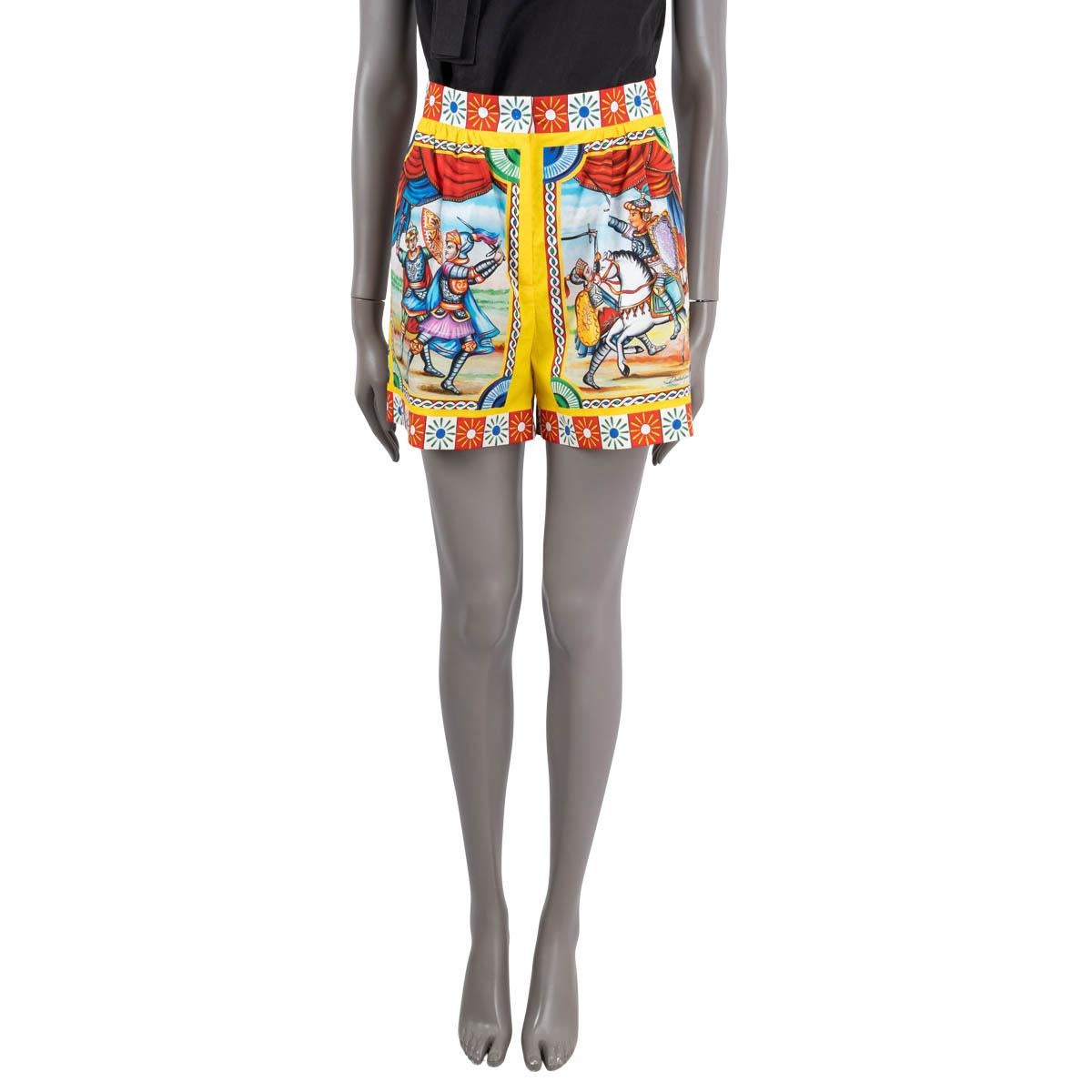 100% authentic Dolce & Gabbana high waisted shorts in carretto print cotton (100%). Feature two slit pockets. Open with push-button and a zipper on the front. Have been worn and are in excellent condition.

2021 Spring/Summer

Measurements
Tag