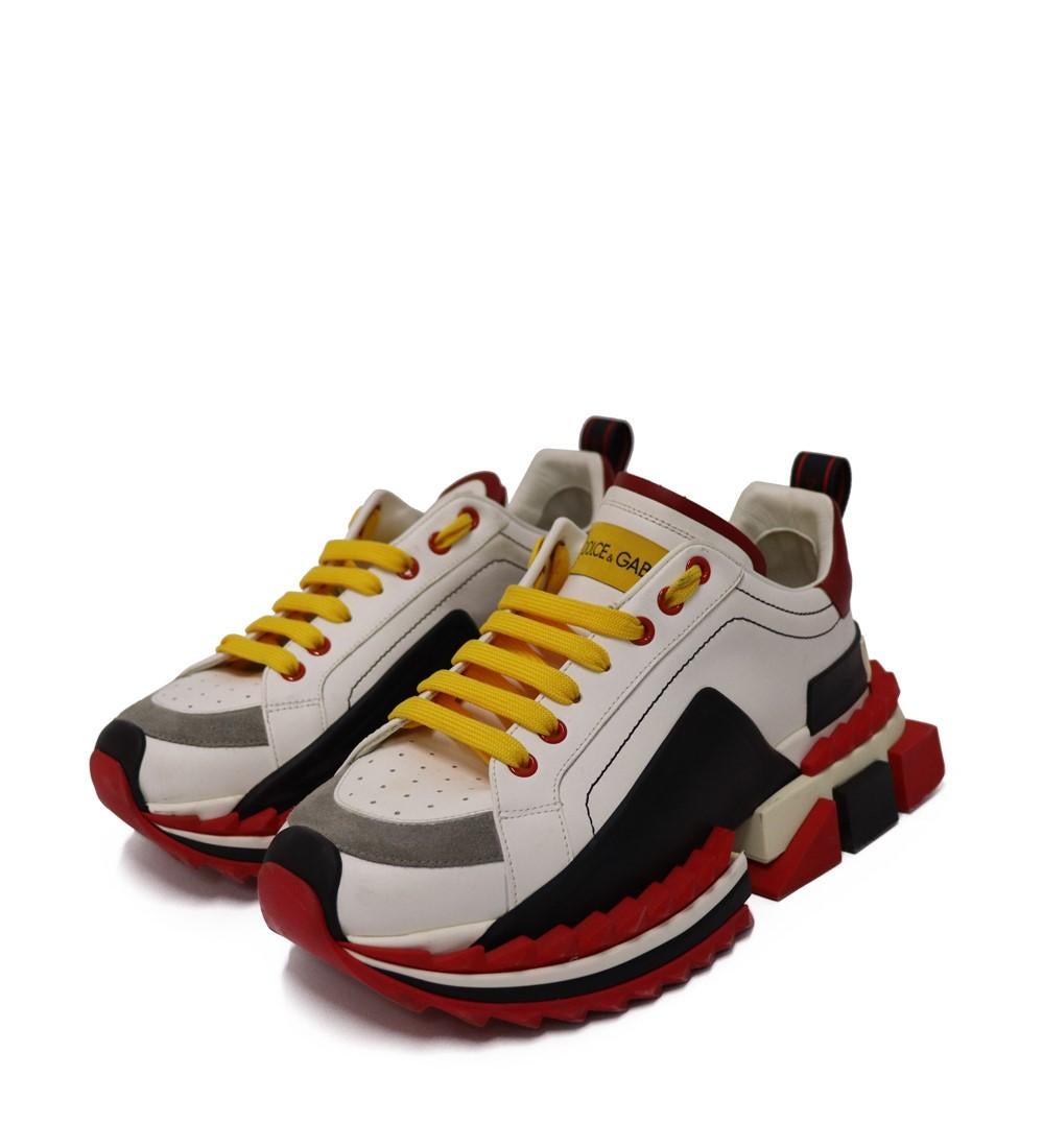 Sneakers Super Queen in pelle multicolore di Dolce & Gabbana, in pelle multicolore con lacci a contrasto sulla tomaia, accentuati dalla suola massiccia.

Materiale: Pelle
Taglia: EU 40
Condizioni generali: Eccellente
Condizioni interne: Segni di