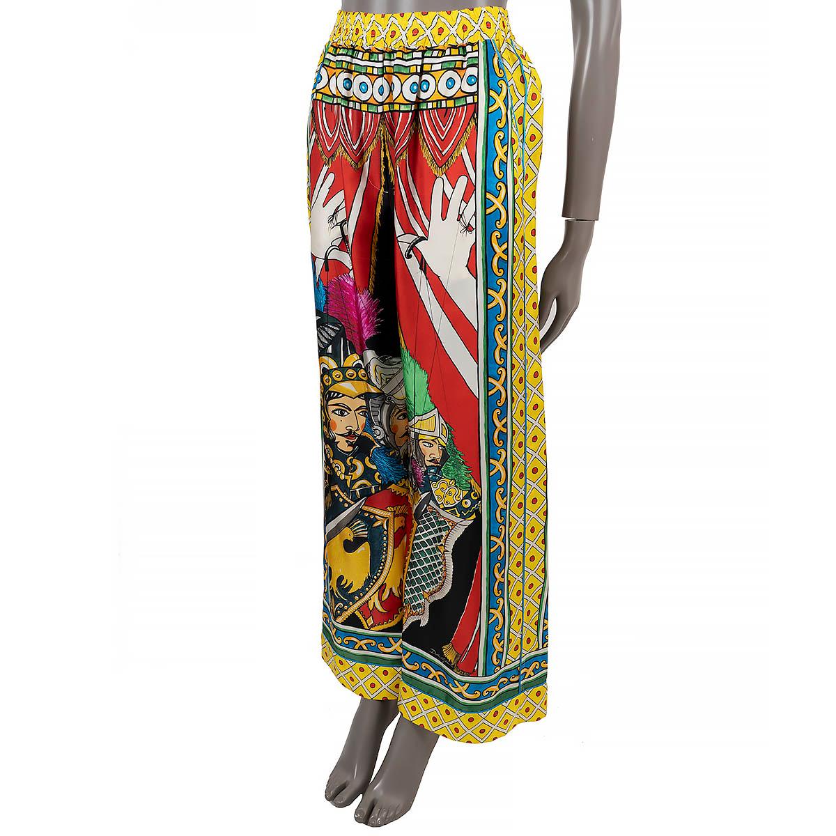 100% authentique Dolce & Gabbana pantalon palazzo en sergé de soie imprimé Carretto multicolore (100% - veuillez noter que l'étiquette de contenu est manquante). Il est doté de jambes larges, d'une ceinture élastique et de deux poches fendues. Non