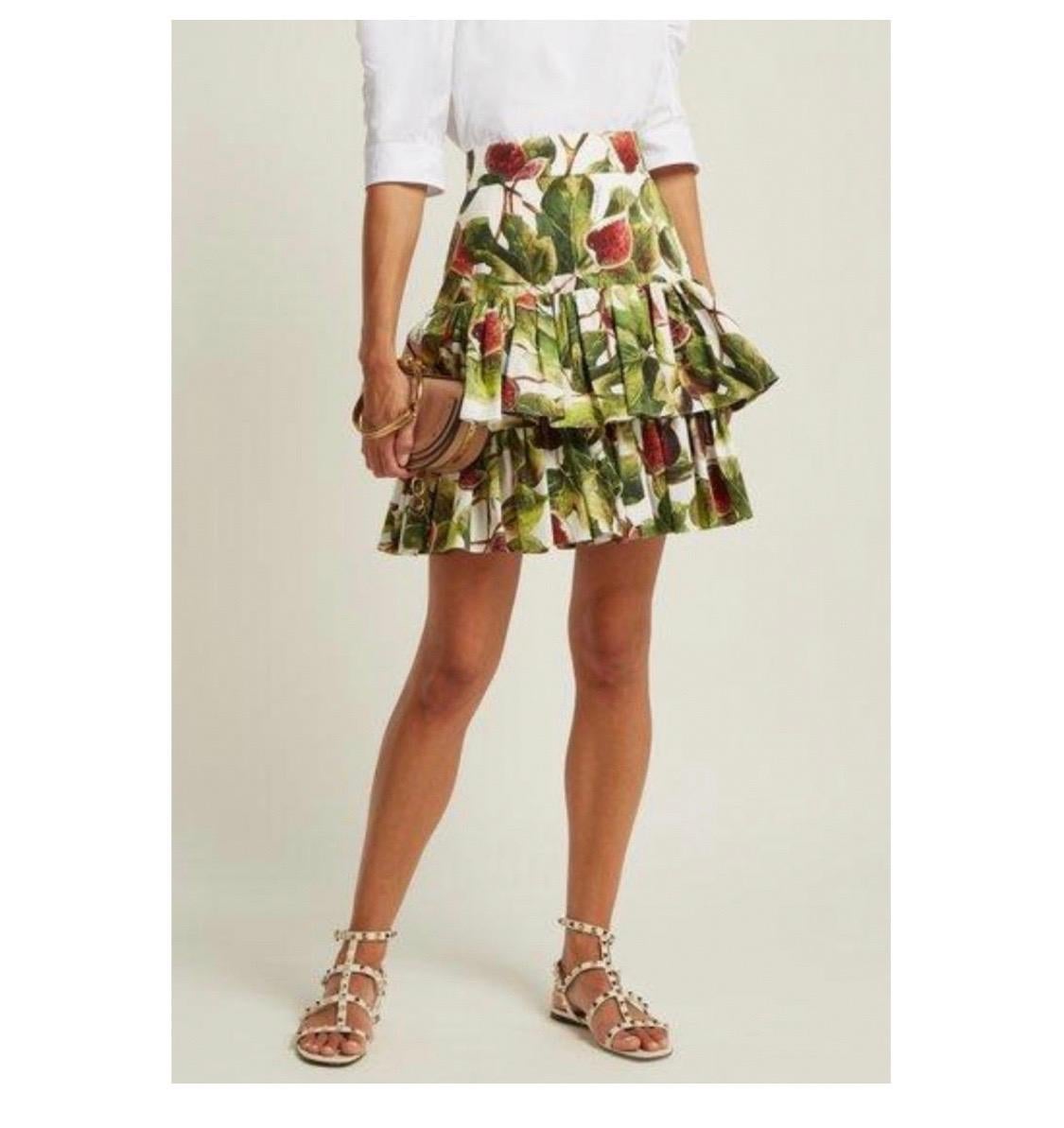 Dolce & Gabbana draws influence
from its Sicilian heritage for this white
cotton skirt. It’s constructed in Italy
with an all-over intricate fig print and
has multiple gathered tiers.

100% cotton

Size 40IT UK8, S.

Brand new with tags

Please