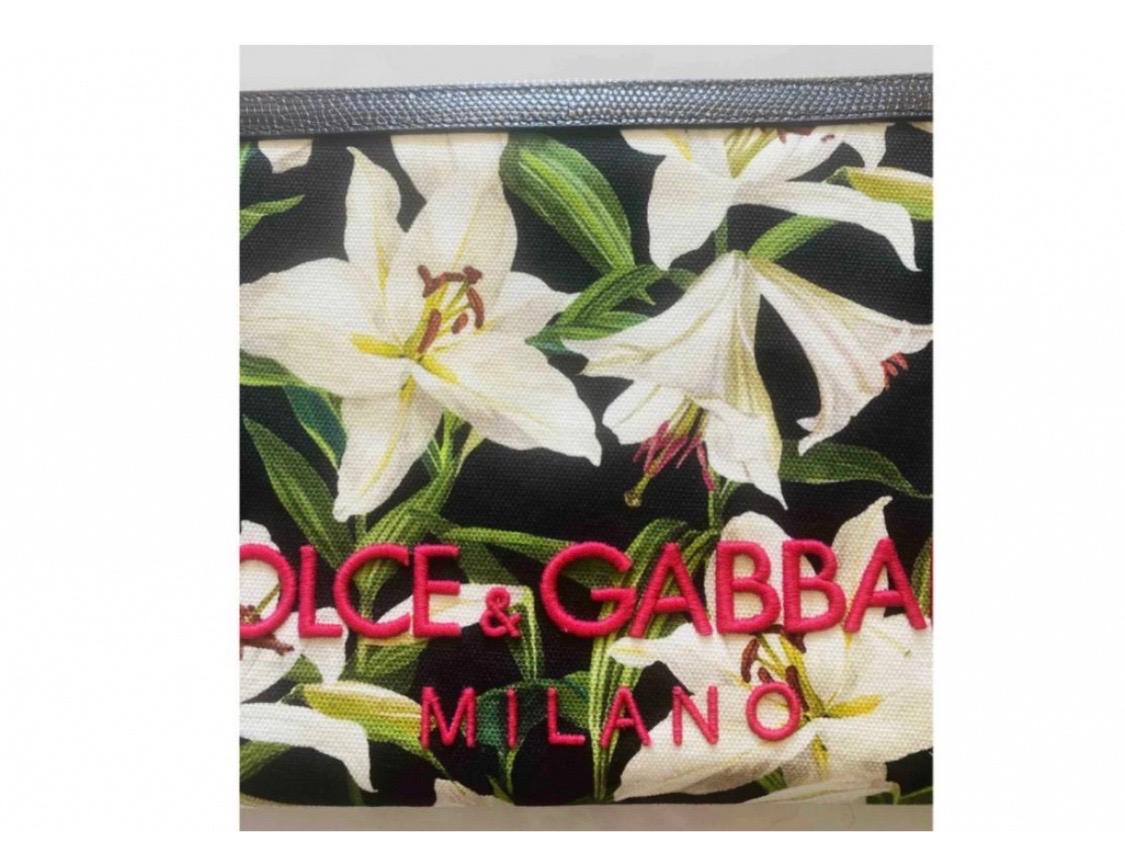 Dolce & Gabbana White Lilly printed

pouch

Size 20x30cm

60% cotton 10% viscose 30%

calfskin

With authenticity cards and label. In
the original box!

Please check my other DG clothing,
bags, shoes & accessories!
Packaging: Original box, Card