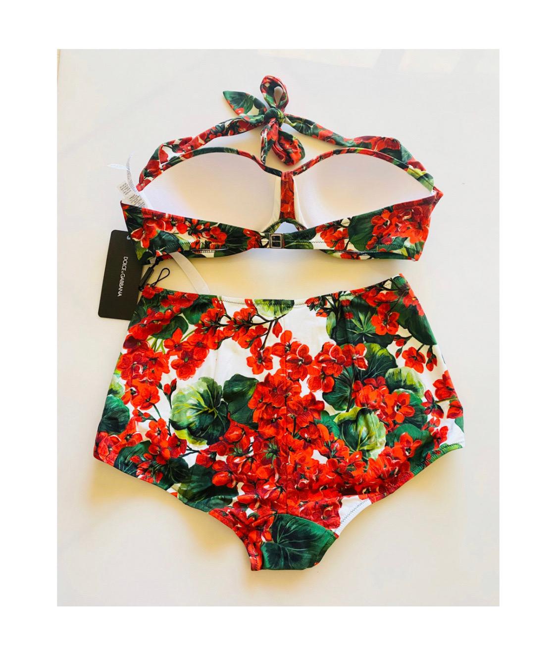 Dolce & Gabbana romantic retro
bandeau bikini top offers a
sophisticated look thanks to the RED
GERANIUM print and is made of the
precious “sensitive fabric”. The shaped
Cups guarantee structure and support.
The bikini bottom with a high