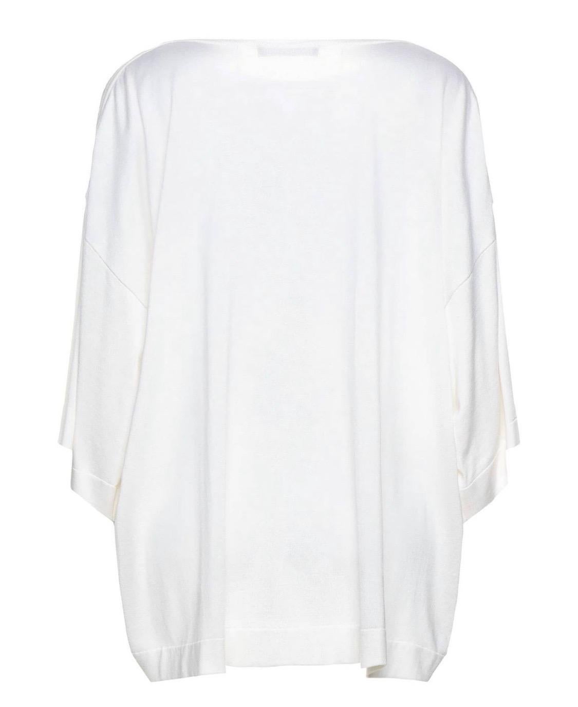 DOLCE & GABBANA
Gorgeous brand new with tags, 100% Authentic Dolce & Gabbana crafted from pure silk, it comes in off-white and flaunts a 'Majolica' print on the front. This oversized top has long sleeves, round neck and a relaxed fit.
Model:
