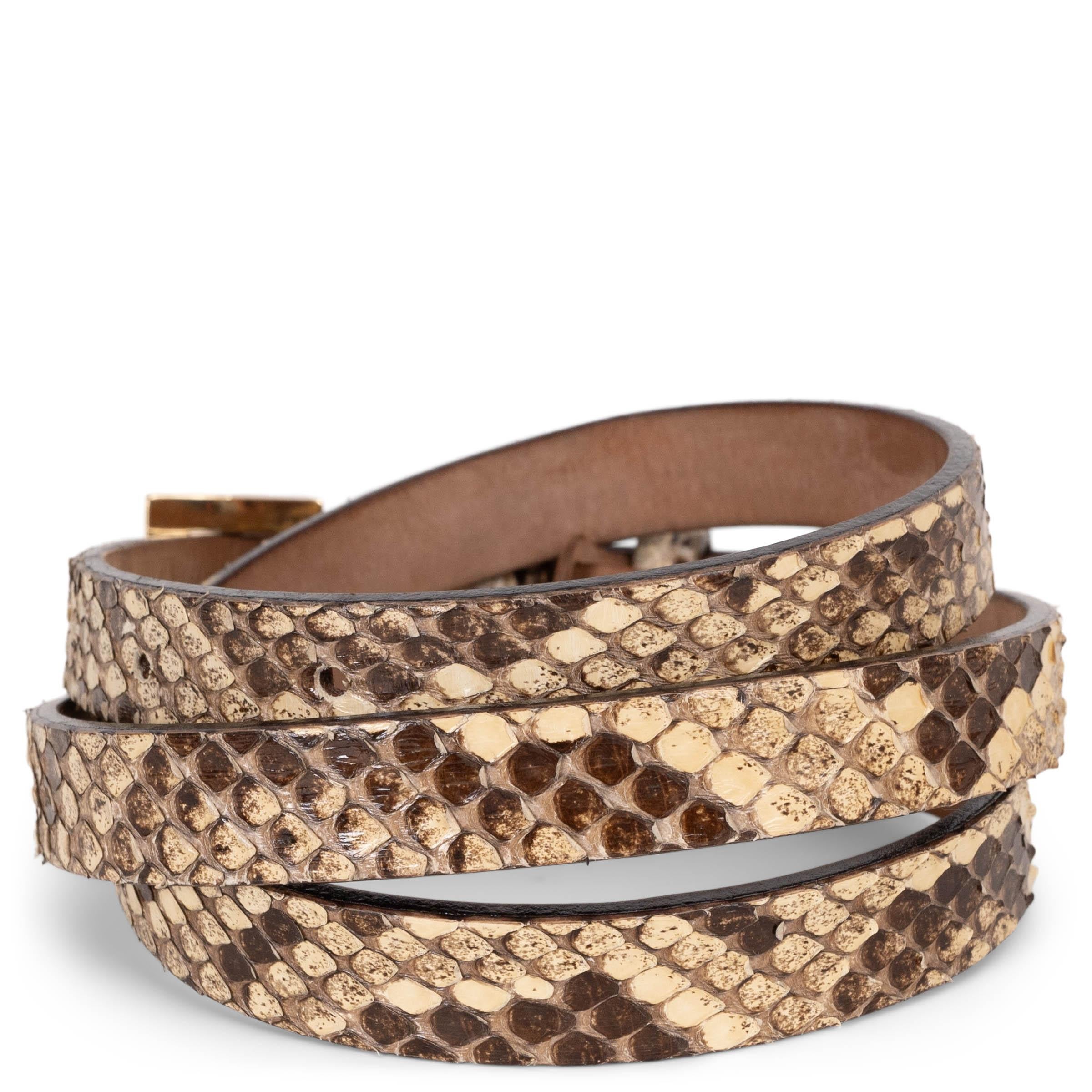 Dieser 100% authentische Dolce & Gabbana Gürtel aus natürlichem Pythonschlangenleder verleiht jedem Look einen kühnen, exotischen Touch. Die goldfarbene Metallschnalle mit eingraviertem Logo sorgt für ein raffiniertes Finish mit einem besonderen