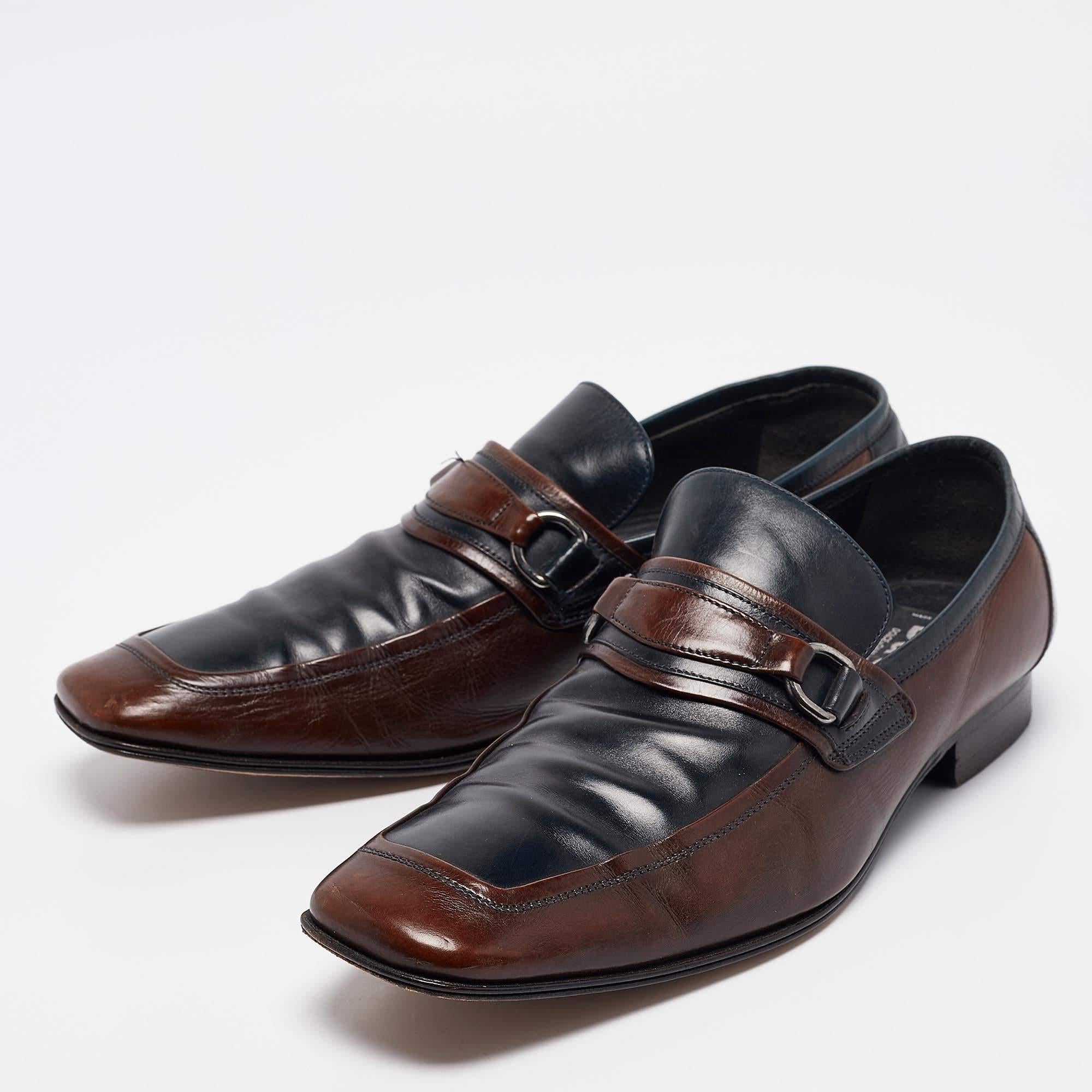 These loafers from Dolce and Gabbana are not only high in appeal but also very skilfully made. The leather loafers have a comfortable shape and will complement any look.