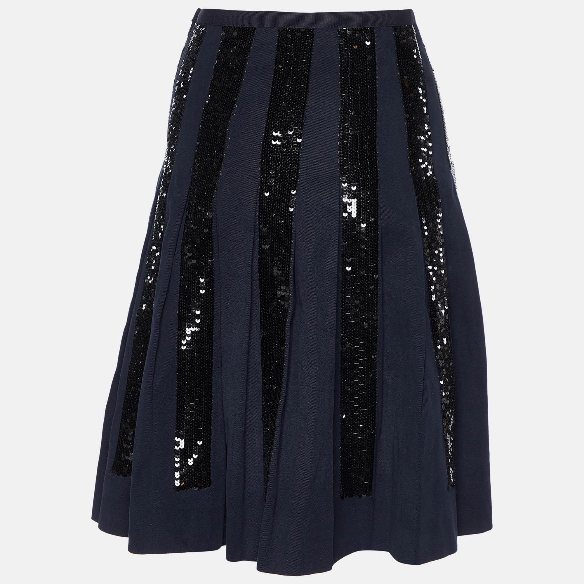 This elegant skirt is worth adding to your closet! Crafted from fine materials, it is exquisitely designed into a flattering shape. 