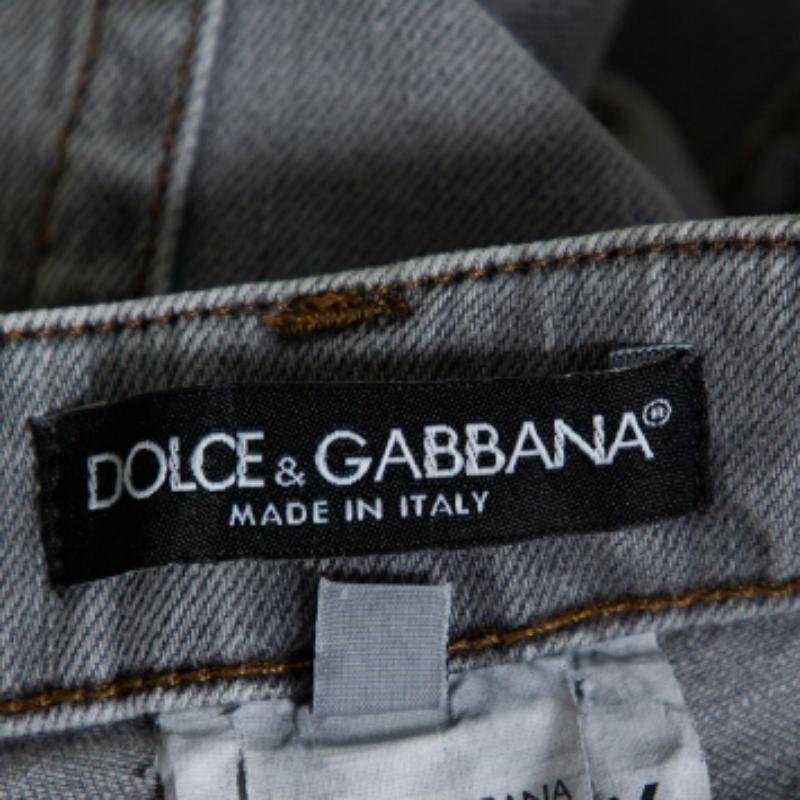 These Dolce and Gabbana denim Kate jeans are perfect for daily wear. Crafted from a blend of cotton and elastane, the navy blue jeans feature a concealed zip fastening, belt loops at the waist, pockets, and a Dolce & Gabbana plaque on its back