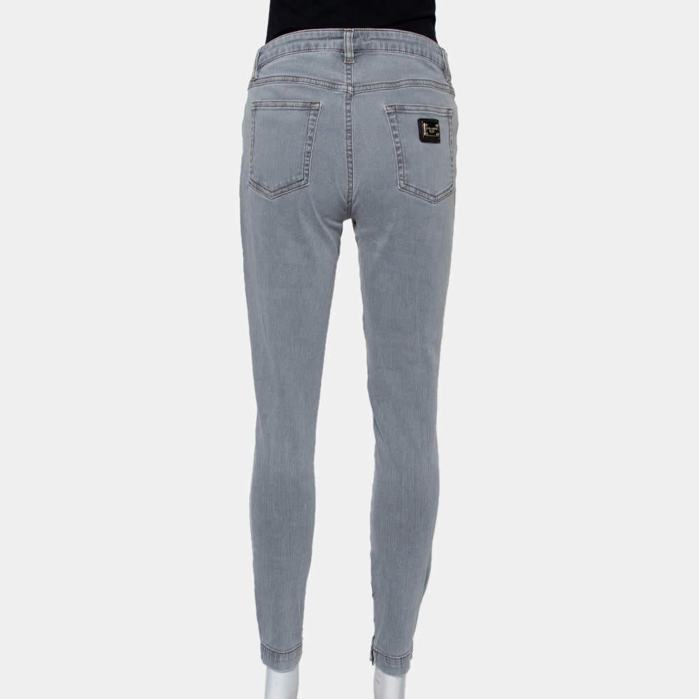 These Dolce and Gabbana denim Kate jeans are perfect for daily wear. Crafted from a blend of cotton and elastane, the navy blue jeans feature a concealed zip fastening, belt loops at the waist, pockets, and a Dolce & Gabbana plaque on its back