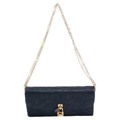 Dolce & Gabbana Marineblaue Padlock-Clutch aus Spitze und Satin mit Kette