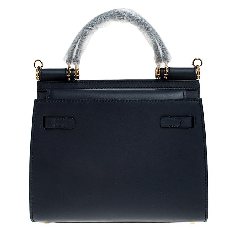Diese wunderschöne navyblaue Miss Sicily Tasche von Dolce & Gabbana ist eine Handtasche:: die von Frauen auf der ganzen Welt begehrt wird. Sie hat ein gut strukturiertes Design und eine Klappe:: die sich zu einem mit Leder gefütterten Fach öffnet::