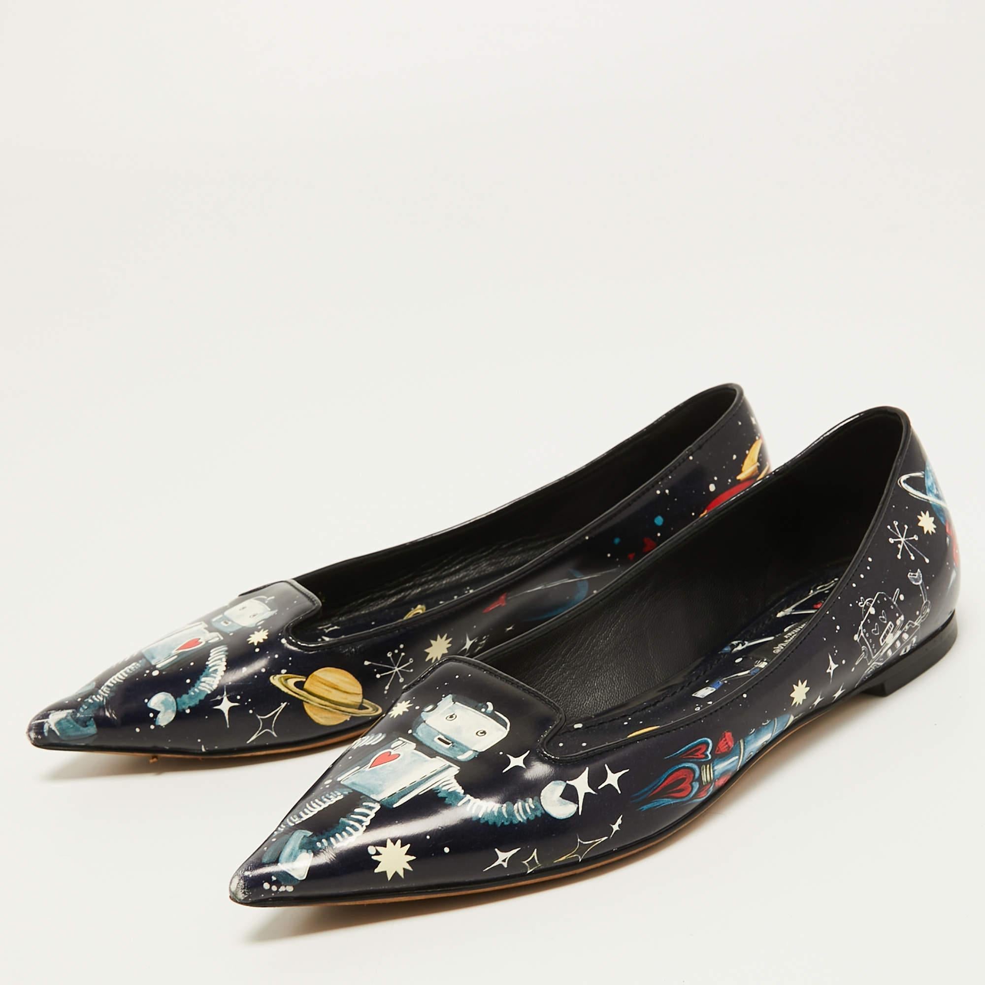 Complete your look by adding these designer ballet flats to your lovely wardrobe. They are crafted skilfully to grant the perfect fit and style.