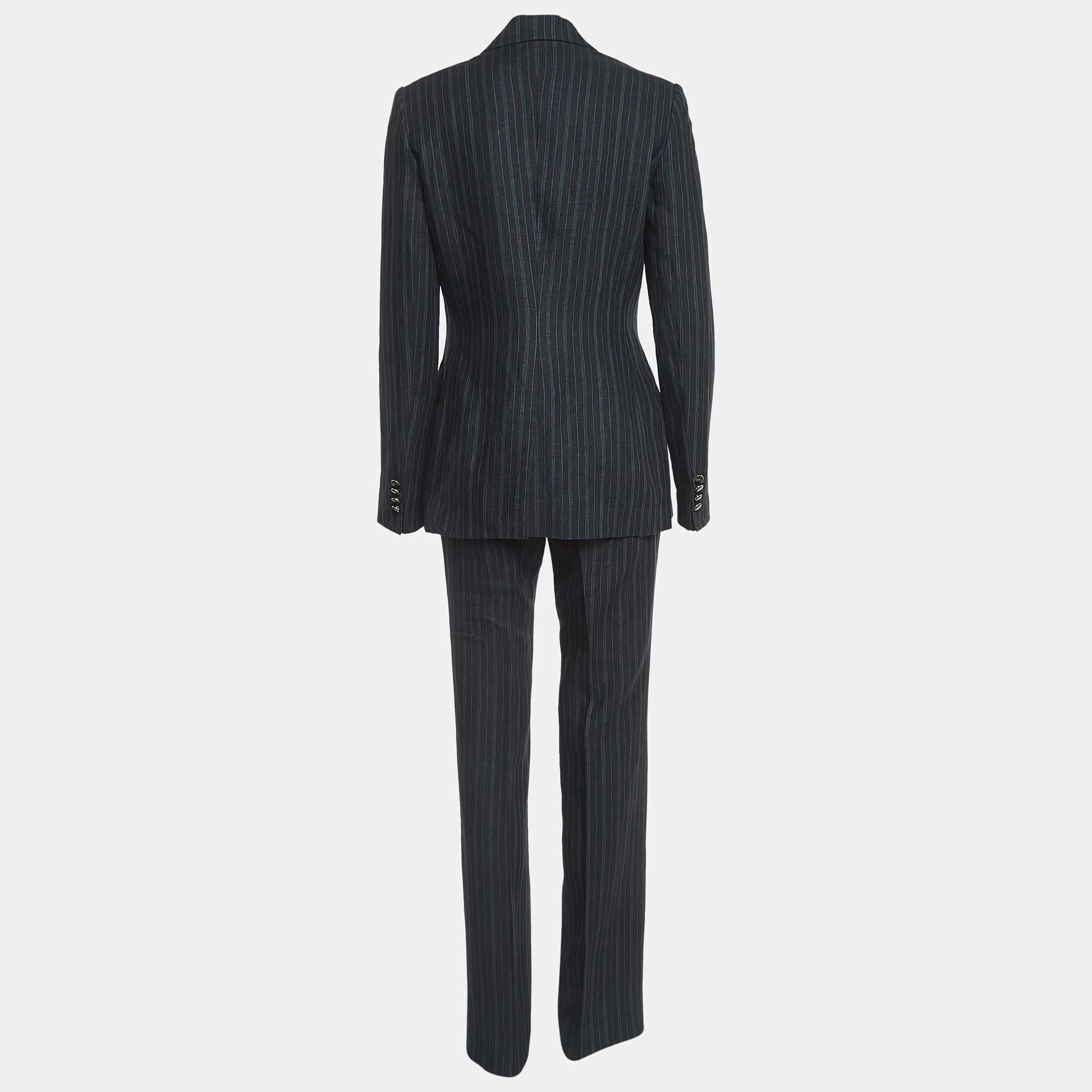 You're ready to nail any formal event and make a mark with this smart suit from Dolce & Gabbana. The black regular fit suit is made of quality materials and projects a smart appearance.

Includes: Brand tag
